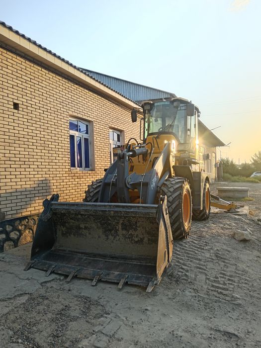 Ekskovator pogruzchik sotiladi