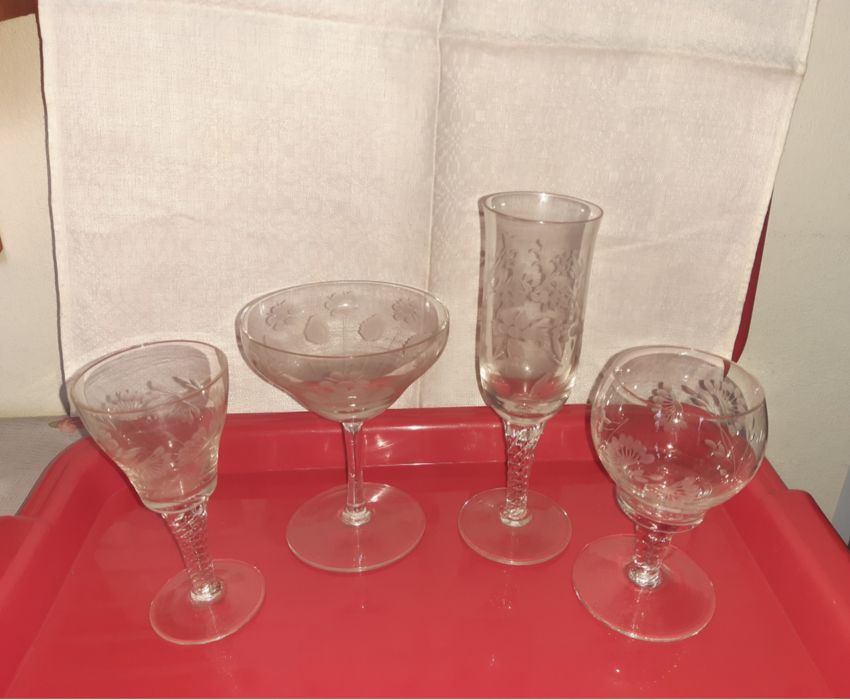 Vand diferite seturi de pahare