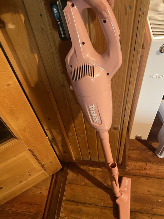 Vand aspirator makita cu acumulator  inca in garantie