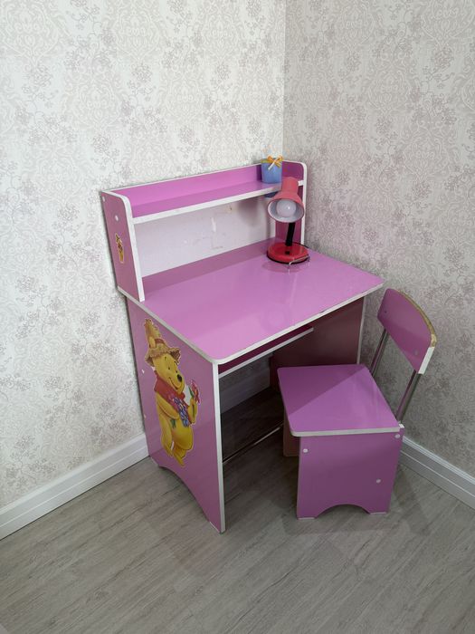 Продаётся парта состояние отличное 300.000 сум . Светильник в подарок.