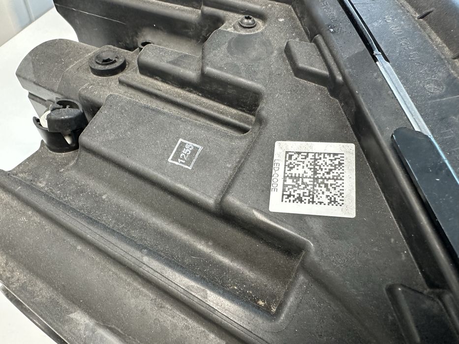 Фар само десен - USA - W213