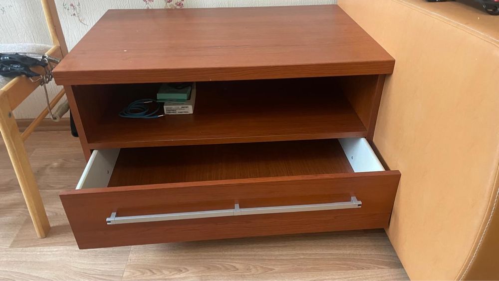 Продам полку под телевизор