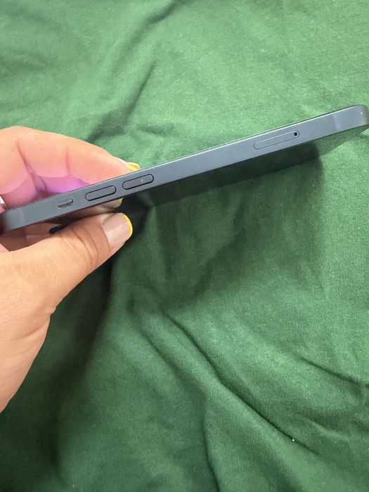Продавам-Iphone 13