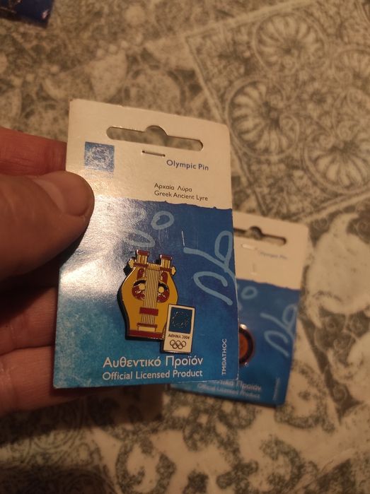 Две официални значки от олимпиадата в Атина 2004