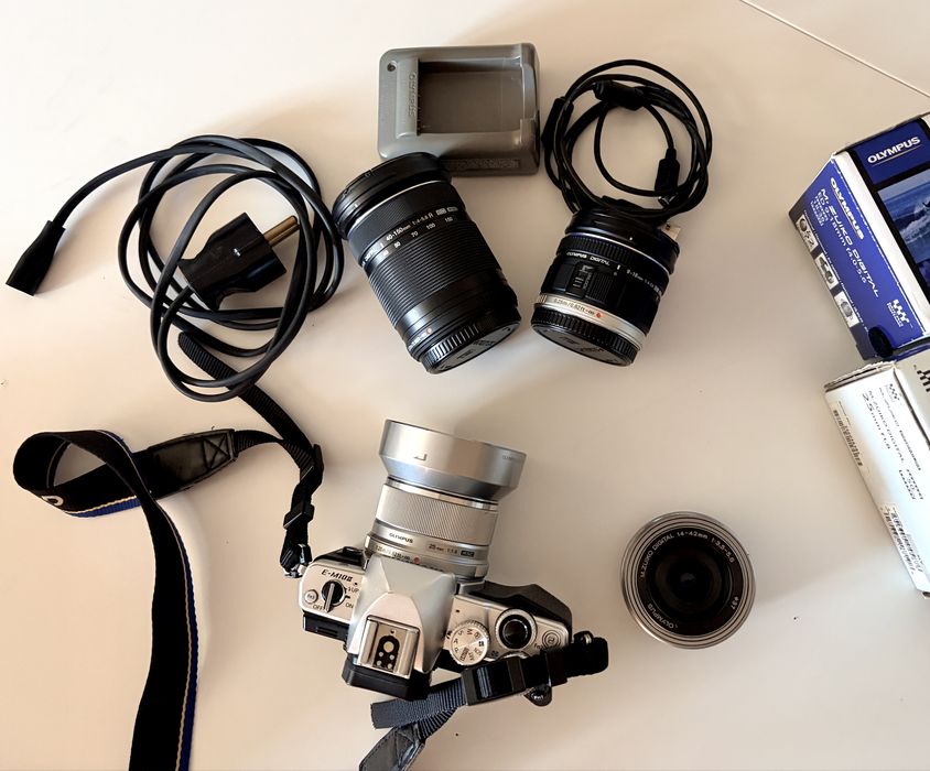 Продавам фотографски комплект: Olympus OM-D E-M10 Mark II + 2 обектива + подаръци!