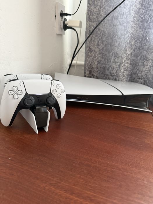 Продам приставку ПС5 слим