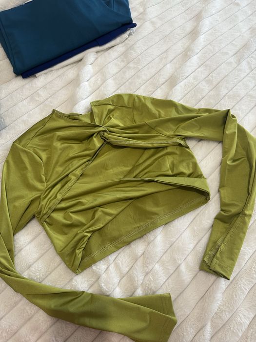 Топове и черна рокля с пера