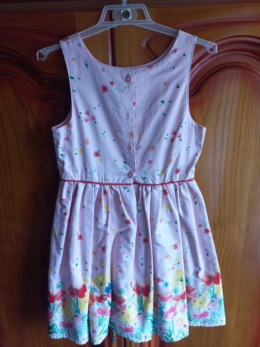 Vând 3 rochițe 7 _8 ani cu nasturi la spate