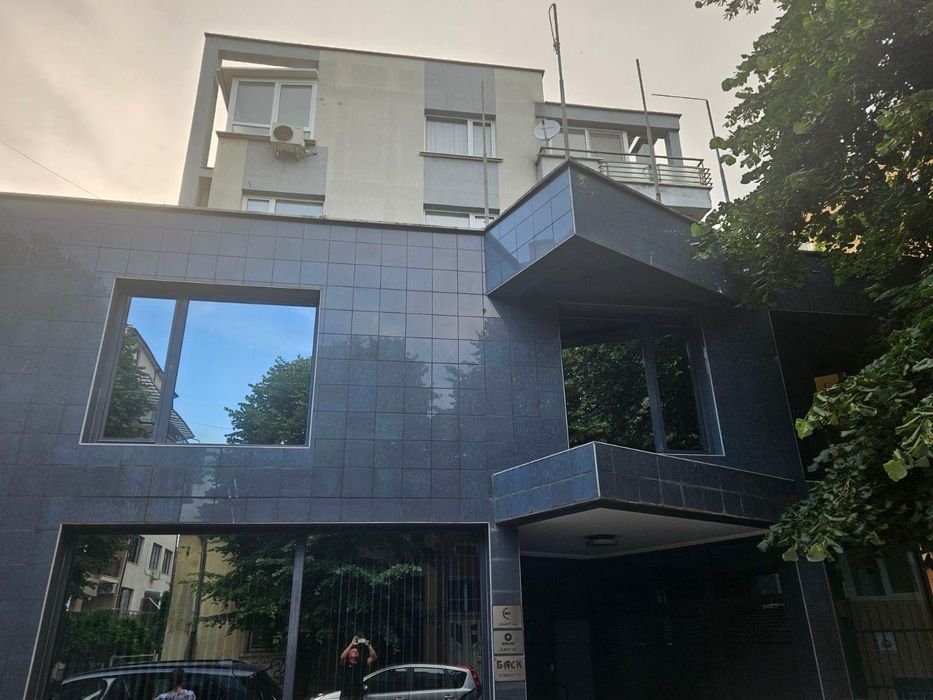 Дава се под наем Тристаен апартамент в Варна, Център - 110 кв.м за 1595.79 € - Снимка #14