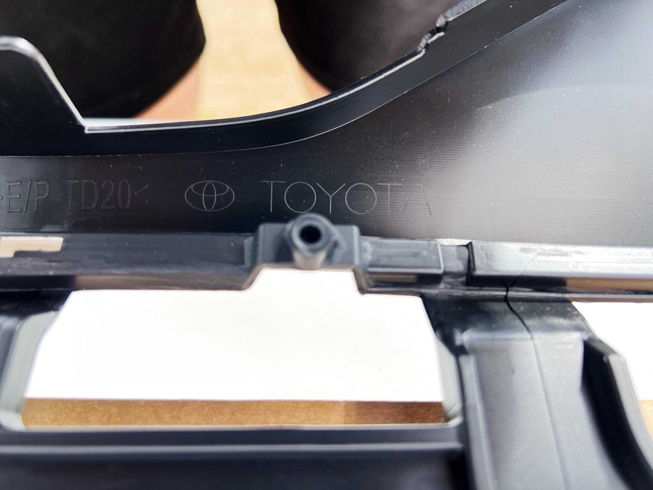 Передний бампер под оригинал Toyota Camry 75
