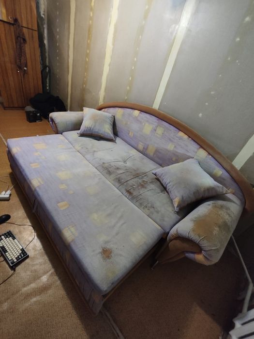 Отдам даром.диван софа с пуфиком самовывзоз