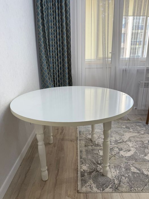 Продам стол круглый и 4 стула.