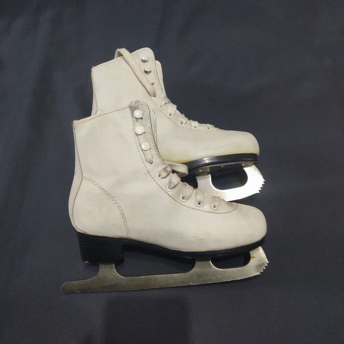 Белые фигурные коньки