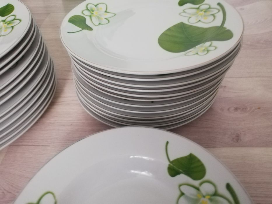 Срочно Продам набор тарелок