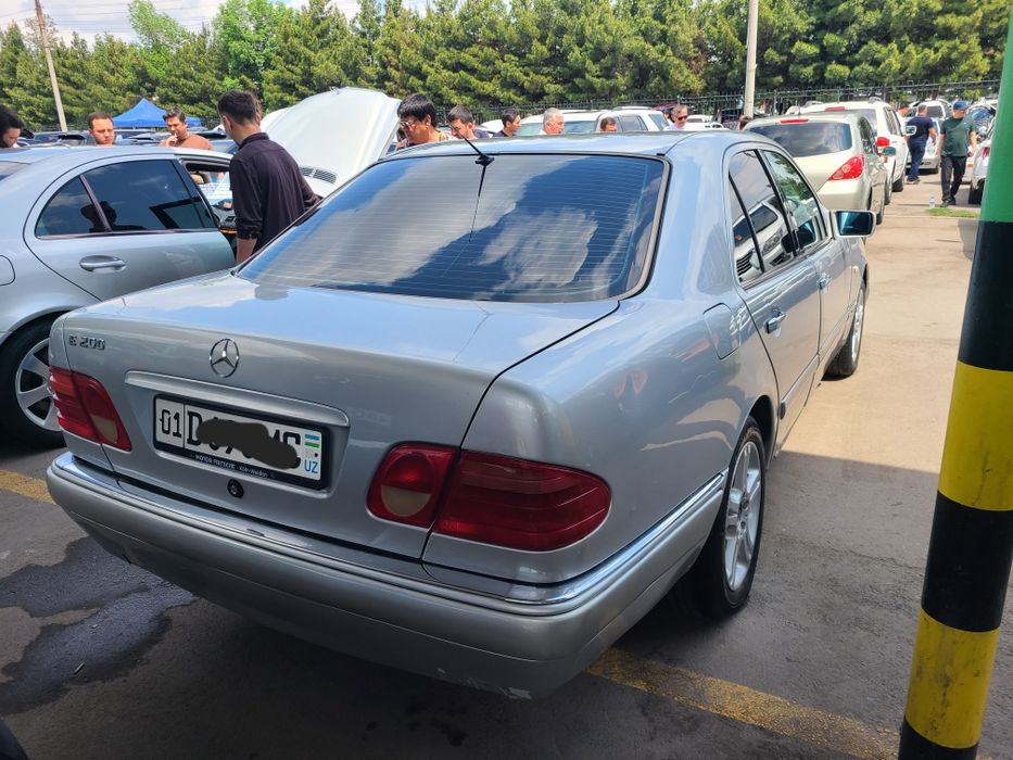 Mercedes-Benz 210