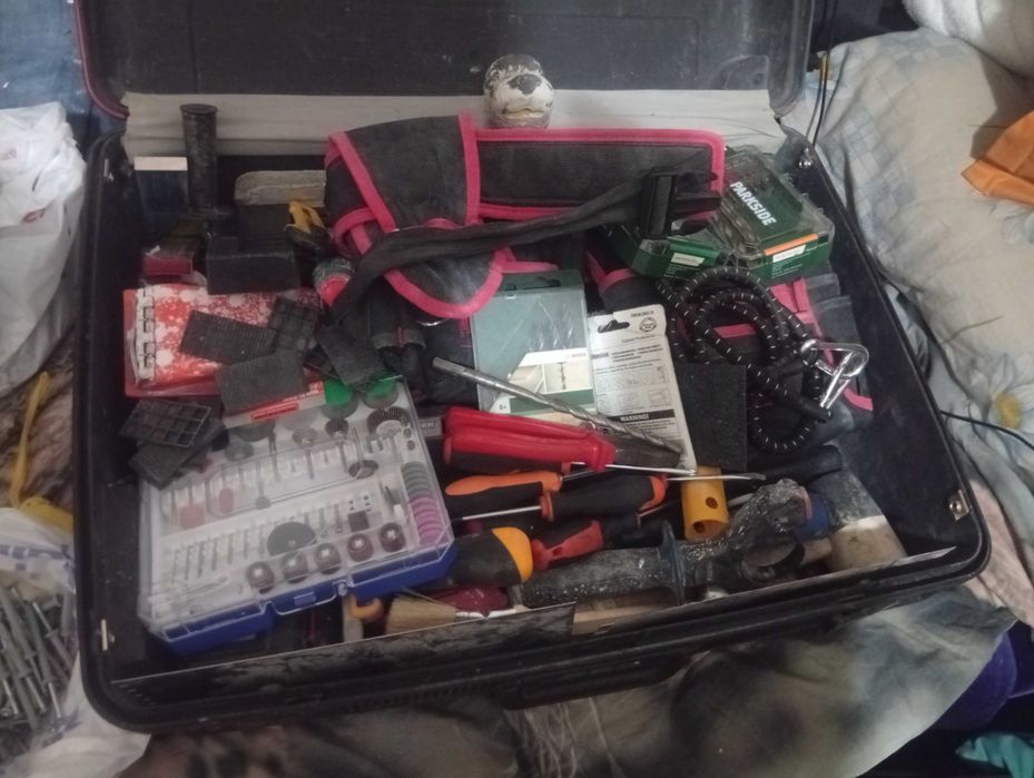 Geamantan surpriza cu scule mici