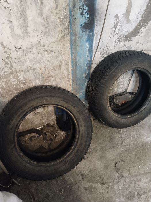 Продам 2 шины шипованные 215/65/16