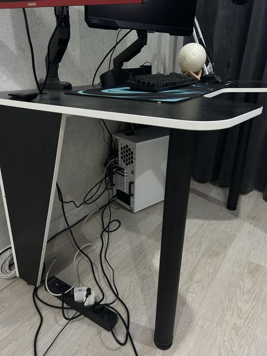 Игровой компьютерный стол
