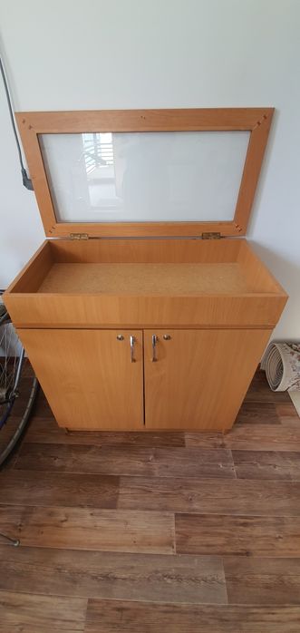 Стол. Тумбочка витрина.