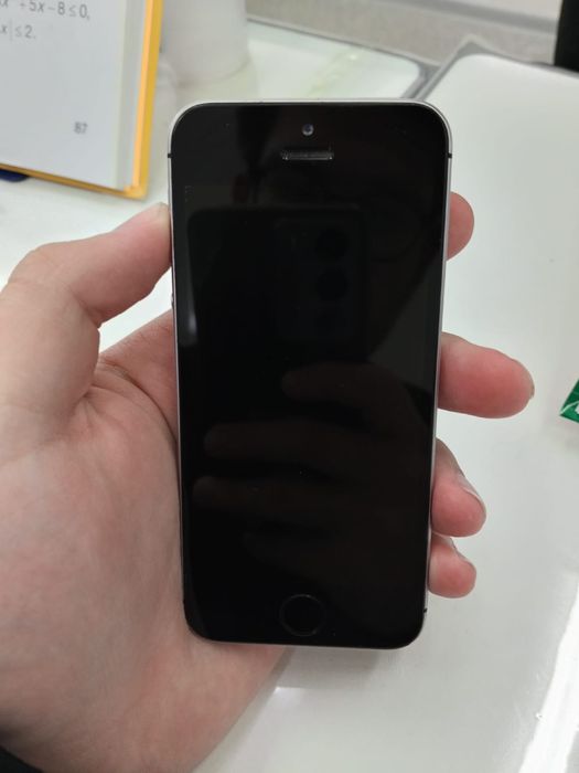 Айфон SE рабочий 64 гб 2016