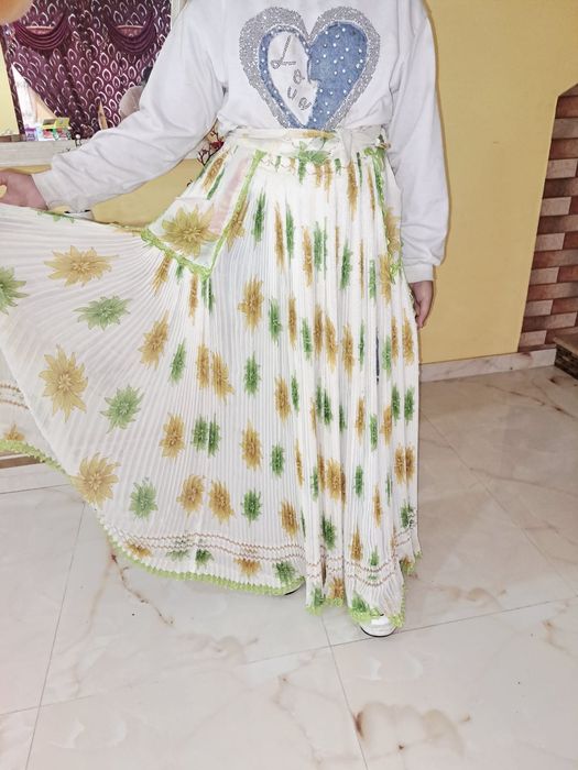 Vand fuste de anul nou traditionale am si de copii  sunt toate culorie