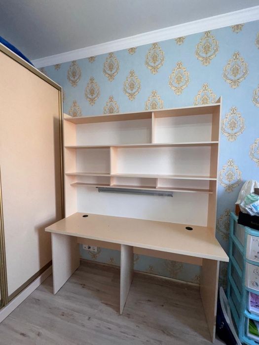 Письменный стол с надстройкой, полками