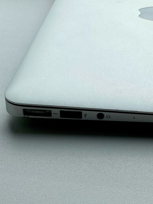 MacBook Air [11-inch, early 2015]