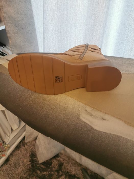 Ghete DKNY noi din piele intoarsa, marimea 37