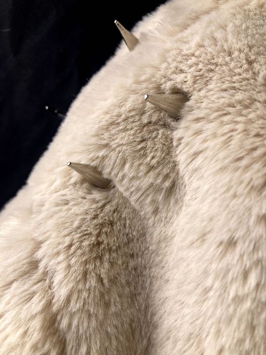 Пухкав светло кафяво-бежов суичър с шипчета XL unisex crop