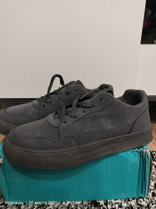 Продам мужские кроссовки