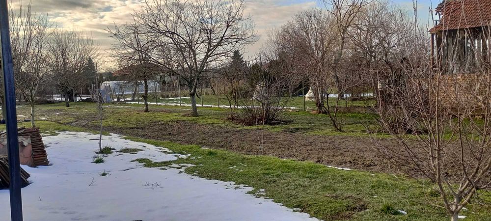 Предлага се къща с двор