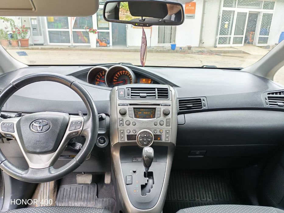 Продавам лек автомобил TOYOTA VERSO в отлично състояние