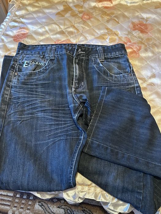 Тъмно сини дънки.