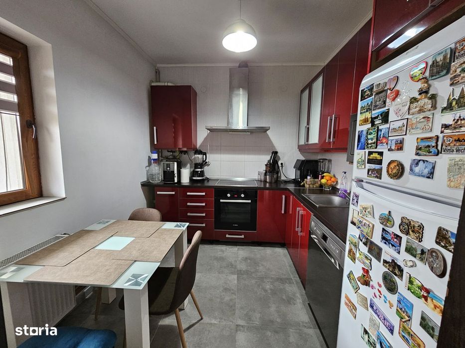 Vand apartament 3 camere decomandate , la vila + curte individuala