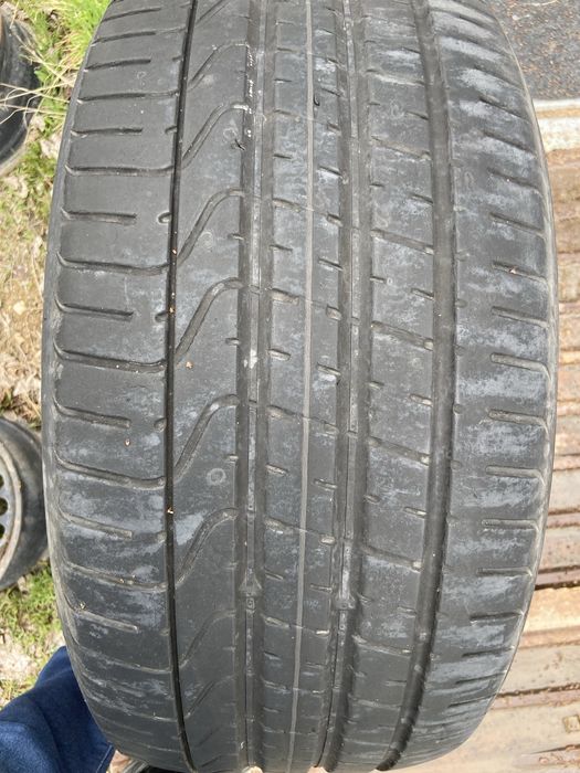 Одна летняя шина 285/40/21 Pirelli.