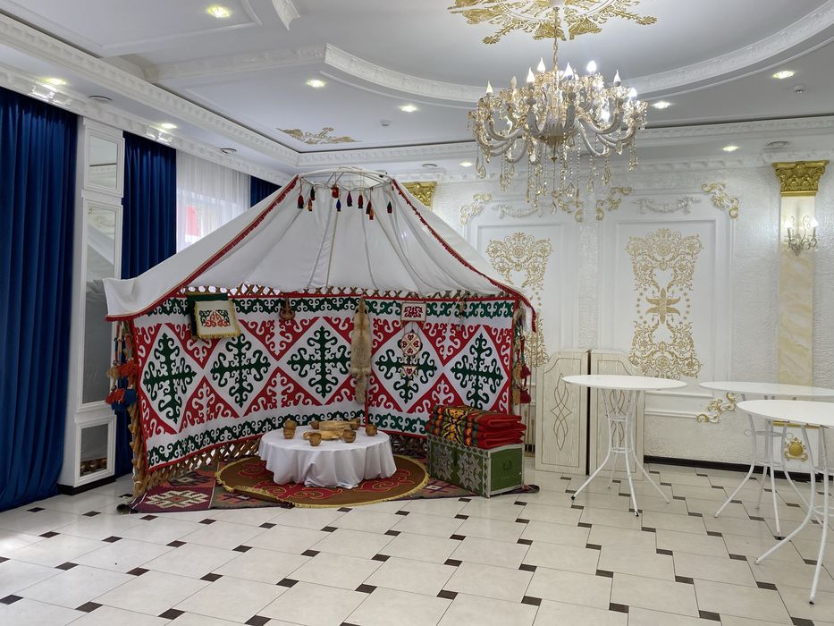 Фотозона в виде полу юрта