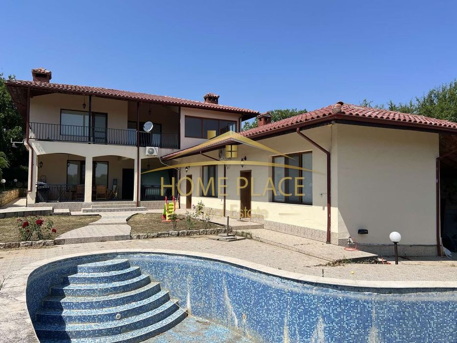 Монолитна къща с ПЕТ спални и БАСЕЙН - перфектно състояние