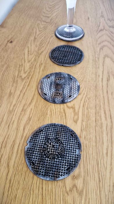 Set de 4 suporturi pentru pahare în formă de capace de canalizare imprimate 3D | Decor urban pentru bar și măsuță de cafea