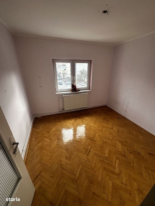 Apartament cu 4 camere de vanzare,etaj intermediar,str. Ec. Teodoroiu