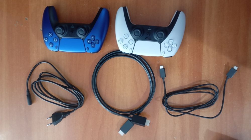 PS5 Digital 825GB cu Două Manete