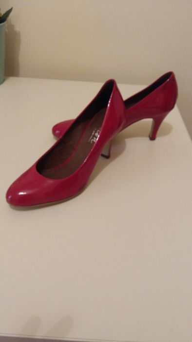 Pantofi de lac cu toc roșii