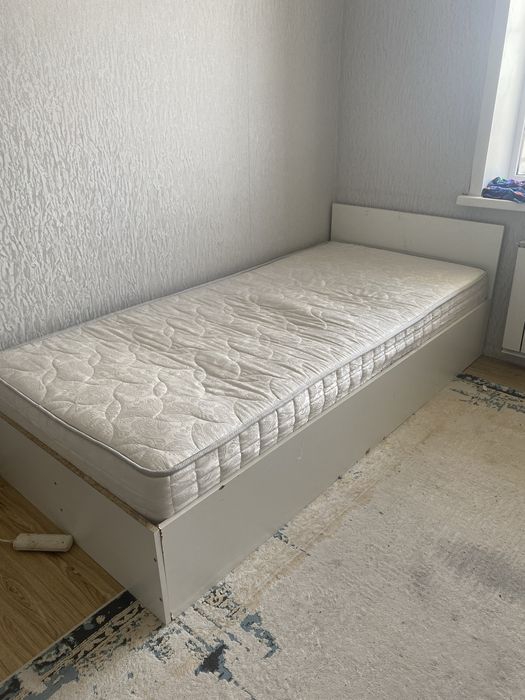 Кровать с матрасом