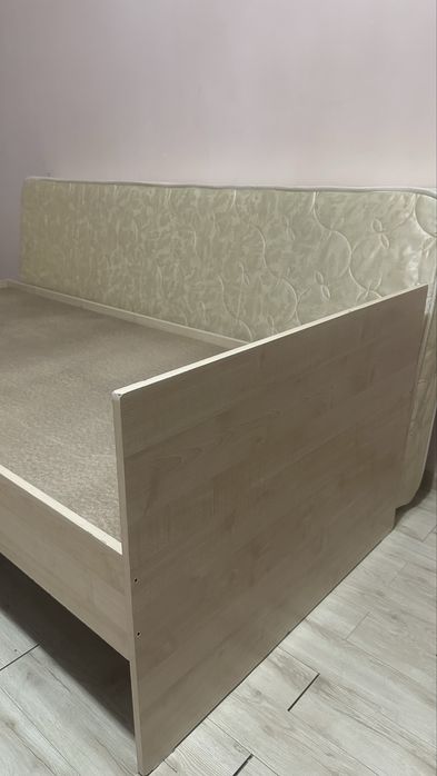 Односпальная кровать с матрасом