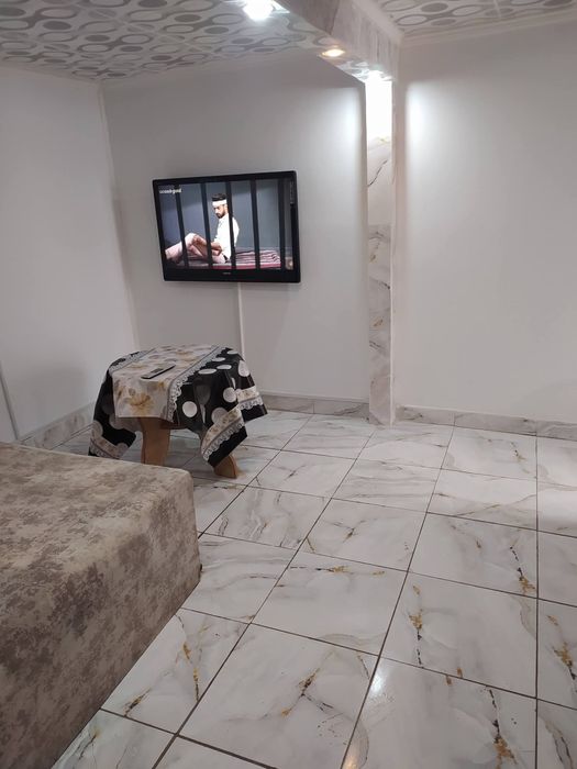 Inchiriez garsoniera adjud