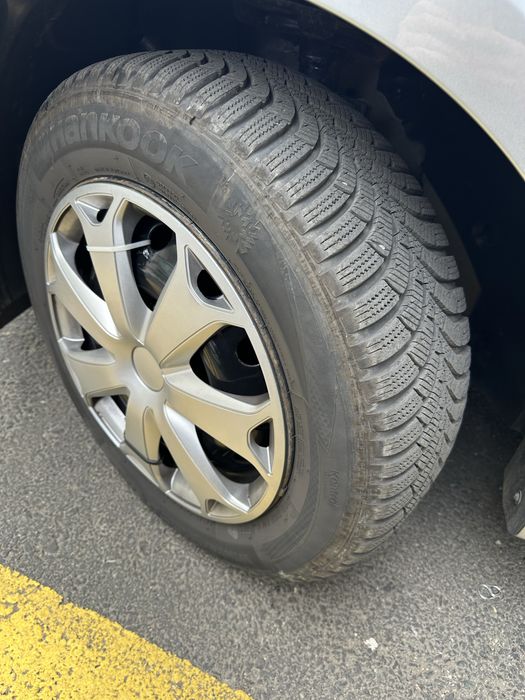 Jante tablă cu capace și cauciucuri de iarnă Hankook 185/65 R15 88T