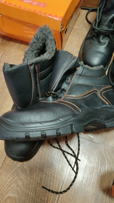 Продам рабочию обувь