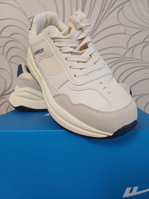 Женские кроссовки