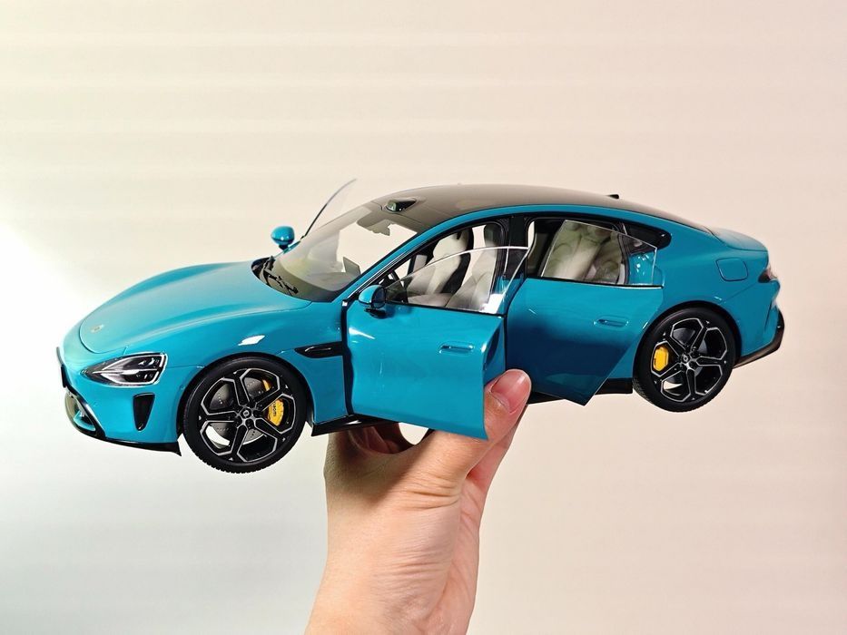 Коллекционная модель Xiaomi SU7 1:18