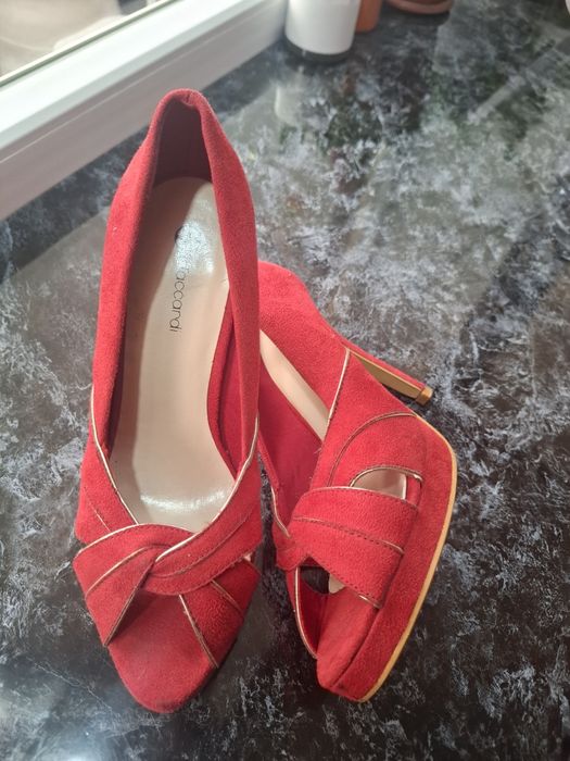 Продам красные туфли