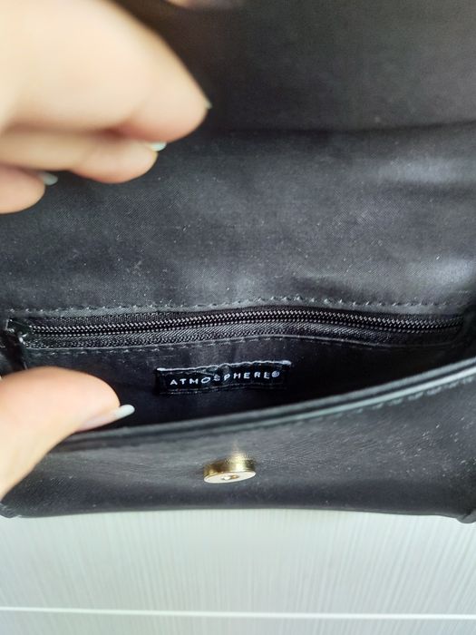 Черна чанта за през рамо със златни елементи